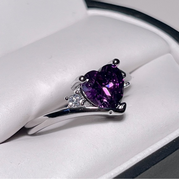 Heart Cut Amethyst Ring - Picture 4 of 6